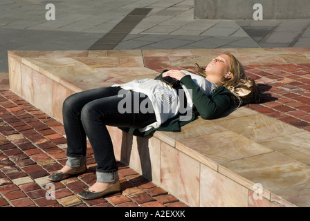 Girl lying in the sun Federation Square Victoria Australie Melbourne CBD Banque D'Images