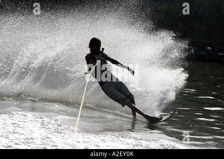 Une main d'œuvre locale qualifiée adolescent ski nautique, Bentota, Sri Lanka Banque D'Images