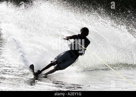 Une main d'œuvre locale qualifiée adolescent ski nautique, Bentota, Sri Lanka Banque D'Images