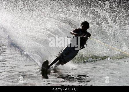 Une main d'œuvre locale qualifiée adolescent ski nautique, Bentota, Sri Lanka Banque D'Images