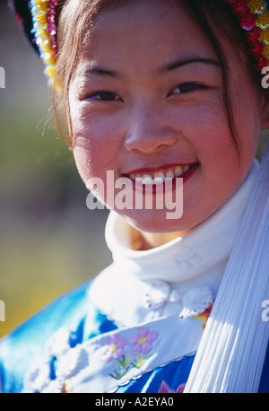 Bai local femme en costume traditionnel de la province de Yunnan Chine Dali Banque D'Images