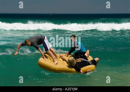 Adolescents sur un matelas gonflable Surf Beach House Sorrento Mornington Peninsula National Park Victoria Australie Banque D'Images