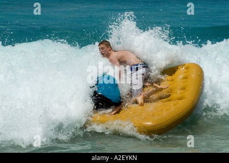 Adolescents sur matelas gonflable Surf Beach House Sorrento Mornington Peninsula National Park Victoria Australie Banque D'Images