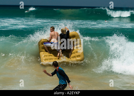 Adolescents sur matelas gonflable Surf Beach House Sorrento Mornington Peninsula National Park Victoria Australie Banque D'Images