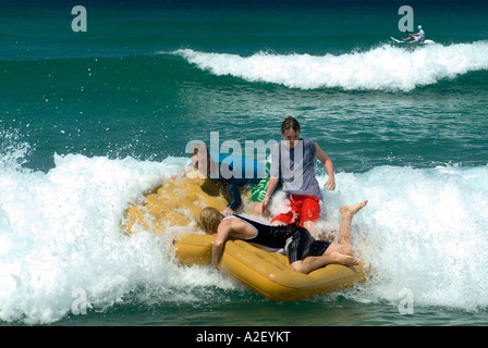 Adolescents sur matelas gonflable Surf Beach House Sorrento Mornington Peninsula National Park Victoria Australie Banque D'Images