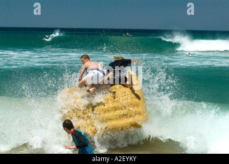 Adolescents sur matelas gonflable Surf Beach House Sorrento Mornington Peninsula National Park Victoria Australie Banque D'Images