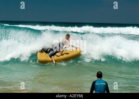 Adolescents sur matelas gonflable Surf Beach House Sorrento Mornington Peninsula National Park Victoria Australie Banque D'Images