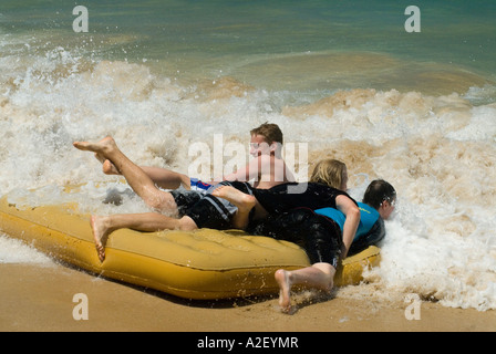 Adolescents sur matelas gonflable Surf Beach House Sorrento Mornington Peninsula National Park Victoria Australie Banque D'Images