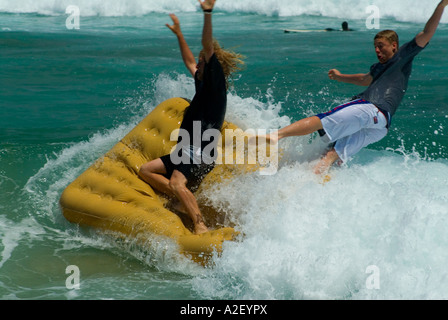 Adolescents sur matelas gonflable Surf Beach House Sorrento Mornington Peninsula National Park Victoria Australie Banque D'Images