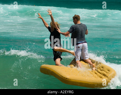 Adolescents sur matelas gonflable Surf Beach House Sorrento Mornington Peninsula National Park Victoria Australie Banque D'Images