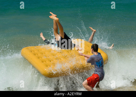 Adolescents sur matelas gonflable Surf Beach House Sorrento Mornington Peninsula National Park Victoria Australie Banque D'Images