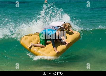 Adolescents sur matelas gonflable Surf Beach House Sorrento Mornington Peninsula National Park Victoria Australie Banque D'Images