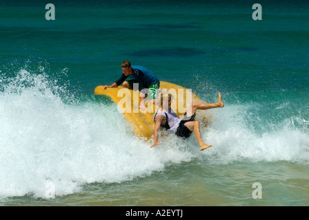 Adolescents sur matelas gonflable Surf Beach House Sorrento Mornington Peninsula National Park Victoria Australie Banque D'Images