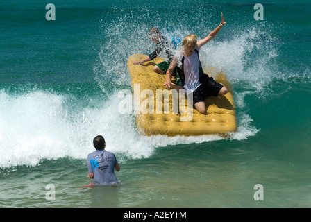 Adolescents sur matelas gonflable Surf Beach House Sorrento Mornington Peninsula National Park Victoria Australie Banque D'Images