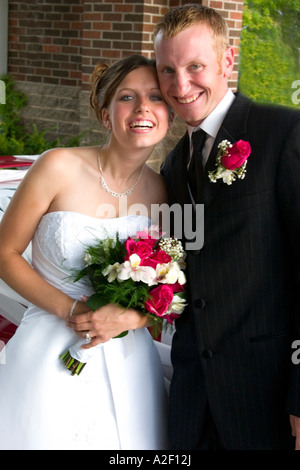 Happy couples nuptiales. Première Église Luthérienne Fergus Falls, Minnesota USA Banque D'Images