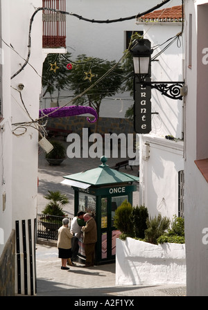 Les gens d'acheter des billets de loterie de la borne une fois à Casares andalousie avant Noël 2006 Banque D'Images