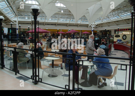 Intérieur de Templiers Square Shopping Centre, Cowley, Oxford, Angleterre, Royaume-Uni. Banque D'Images