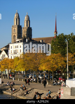 La Suisse Zuerich Promenade Département Grossmuentser kathedral Zuerich Grossmünster Promande an der Limmat im Herbst Banque D'Images