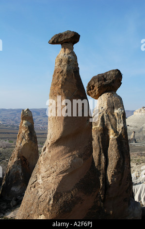 Champignons de pierre-aimé avec cheminées grottes artificielles de Cavusin appelé près de Göreme en Cappadoce, Turquie Banque D'Images