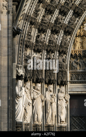 Détail de la façade gothique principale de la cathédrale de Cologne à Cologne, Allemagne Banque D'Images