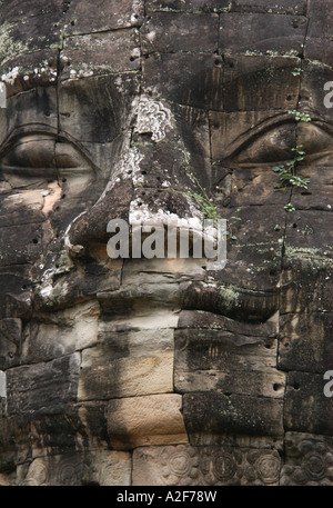 Pierre énorme visage de Bodhisattva Lokesvara à partir de la porte de la victoire d'Angkor Thom Temple près de Siem Reap, Cambodge Banque D'Images