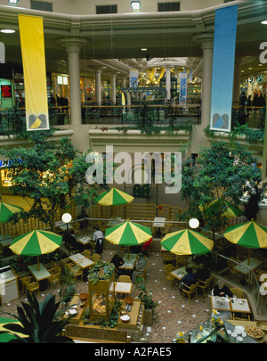 Vue sur un café dans le centre commercial Metro Centre, Gateshead, Tyne et Wear, Angleterre, Royaume-Uni. Banque D'Images