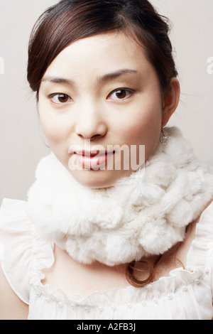 Portrait d'une jeune femme avec un boa en plumes autour du cou Banque D'Images