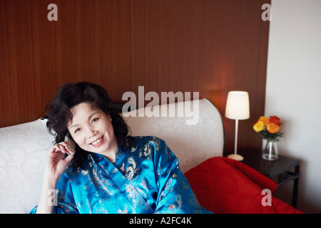 Portrait of a young woman talking on a mobile phone Banque D'Images