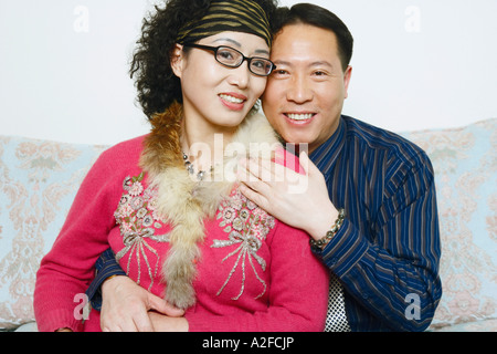 Portrait of a young woman sitting with a young man Banque D'Images