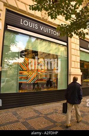 Louis Vuitton shop dans la rue Parizska dans le quartier de la vieille ville de Prague, la capitale de la République tchèque Banque D'Images