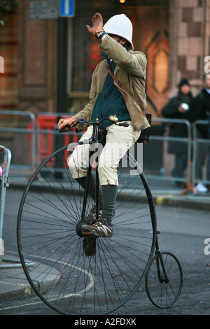 Penny Farthing Man riding bicycle in London UK Banque D'Images