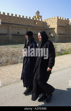 Israël Jordanie River Epiphanie Orthodoxe cérémonie sur le Jourdain à Yahud Qaser el 2 moniales Russes devant St Jo Banque D'Images