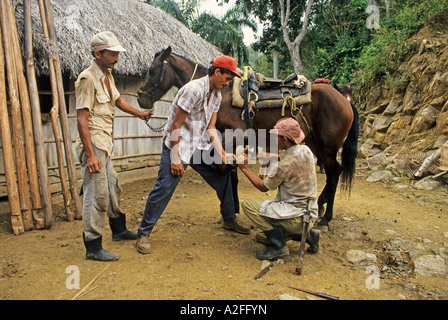 Blacksmith dans les montagnes de la Sierra Maestra, Cuba Banque D'Images