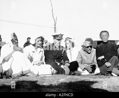 MKG33609 Dernière Vice-roi britannique Lord Mountbatten en Inde et de sa famille à la procession funéraire de Mahatma Gandhi Inde 1948 Banque D'Images