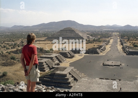 Teotihuacan Pyramide Soleil homme regardant vers la pyramide de la Lune Banque D'Images