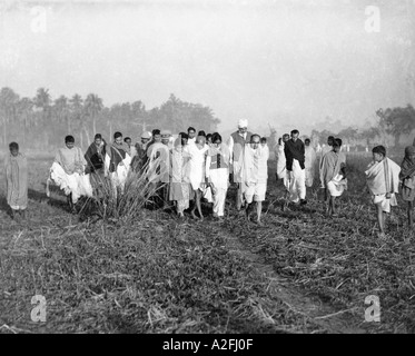 Mahatma Gandhi paix marche à travers les champs de Noakhali, Bengale-Occidental, Inde, décembre 1946, ancienne image millésime 1900 Banque D'Images