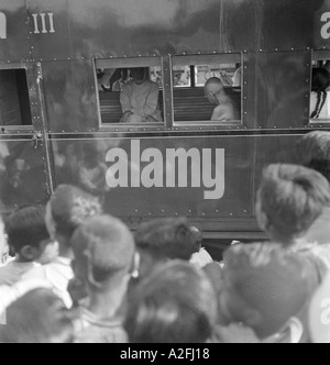 MKG33543 Co worker Khan Abdul Gaffar Khan et Mahatma Gandhi assis dans un compartiment de train de troisième classe au Bihar, en Inde 1947 Banque D'Images