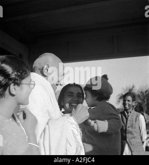 MKG33511 Rsab Gandhi Mahatma Gandhi et jouer avec enfant à Santiniketan Inde Bengale Ouest 1945 Banque D'Images