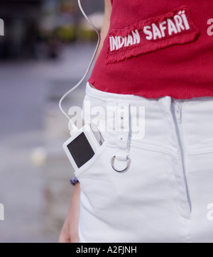 Teenage girl with mp3 player in pocket, détail Banque D'Images