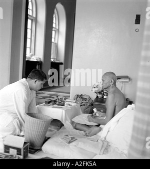 MKG33459 Mahatma Gandhi avec son plus jeune fils Devdas à Bombay Mumbai Maharashtra Inde 1944 Banque D'Images