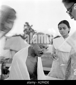 Mahatma Gandhi donnant un autographe à son 75ème anniversaire à Pune Maharashtra Inde 2 octobre 1944 Banque D'Images