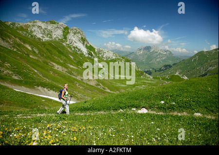 Femme randonnée dans alpes autrichiennes Banque D'Images