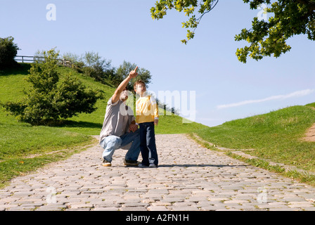 Père et fils (4-7) dans le parc, le père faisant Banque D'Images