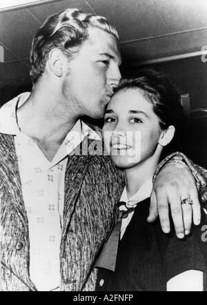 JERRY LEE LEWIS musicien rock américain avec sa troisième femme Myra Gale Brown en 1958 qui était son cousin deux fois enlevé Banque D'Images