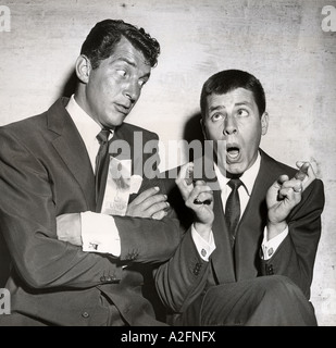 DEAN MARTIN à gauche avec Jerry Lewis quand ils étaient un duo comique du cinéma américain Banque D'Images