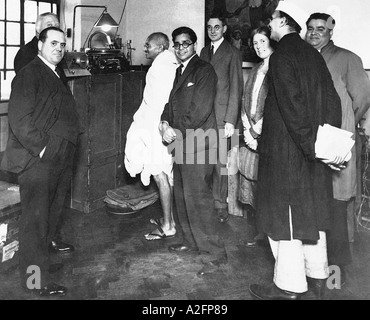 Mahatma Gandhi en blanc permanent dhoti sur visite en Colombie-Britannique Grammophone Company London 1931 Banque D'Images