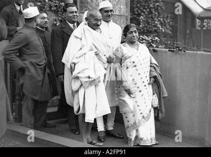 Mahatma Gandhi et Sarojini Naidu vont rencontrer le roi George V au Palais de Buckingham, Londres, Angleterre, Royaume-Uni, 11 novembre, 1931, ancien millésime 1900s Banque D'Images