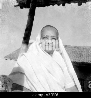 Kasturba Gandhi Ba mère épouse de Mahatma Gandhi Ashram Sevagram assis à Vardha Wardha près de Nagpur, Maharashtra Inde 1942 Banque D'Images