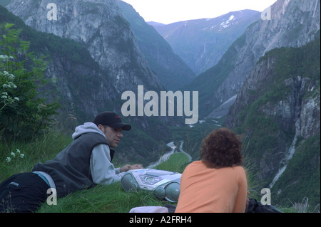 Couple bénéficie d'avis d'une vallée profonde entre Sogne fjord Hardanger Fjord et près de Voss, Norvège (M.) Banque D'Images