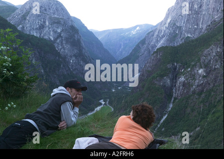 Couple bénéficie d'avis d'une vallée profonde entre Sogne fjord Hardanger Fjord et près de Voss, Norvège (M.) Banque D'Images